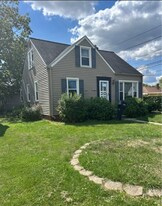 19102 Ridgewood Ave in Warrensville Heights, OH - Building Photo