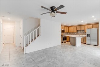 371 Yellow Finch Ln in Henderson, NV - Building Photo - Building Photo
