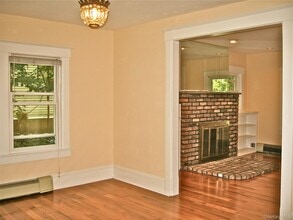 15 Maple Grove St in Great Neck, NY - Building Photo - Building Photo