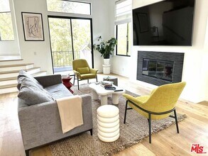 3026 Passmore Dr in Los Angeles, CA - Foto de edificio - Building Photo