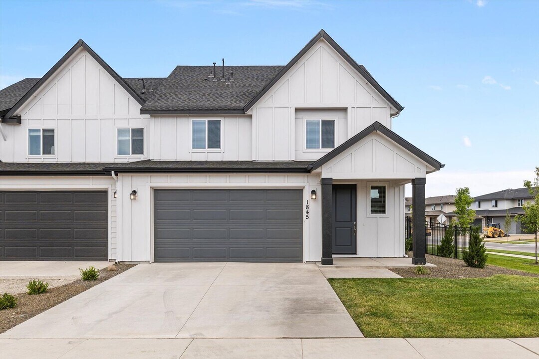 1845 N Black Cyprus Ave in Eagle, ID - Foto de edificio