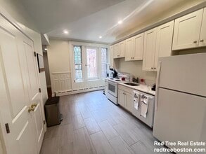 1712 Beacon St, Unit 1 in Brookline, MA - Building Photo - Building Photo