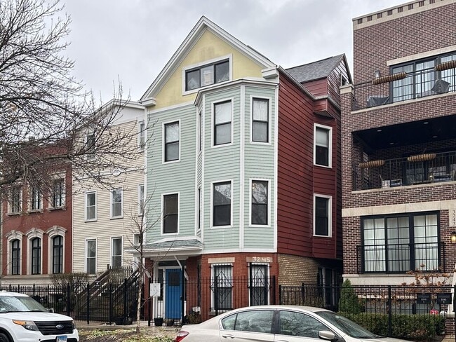 3245 N Lakewood Ave, Unit 2C in Chicago, IL - Foto de edificio - Building Photo