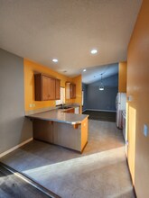 1127 SE Rollins Ave in McMinnville, OR - Foto de edificio - Building Photo