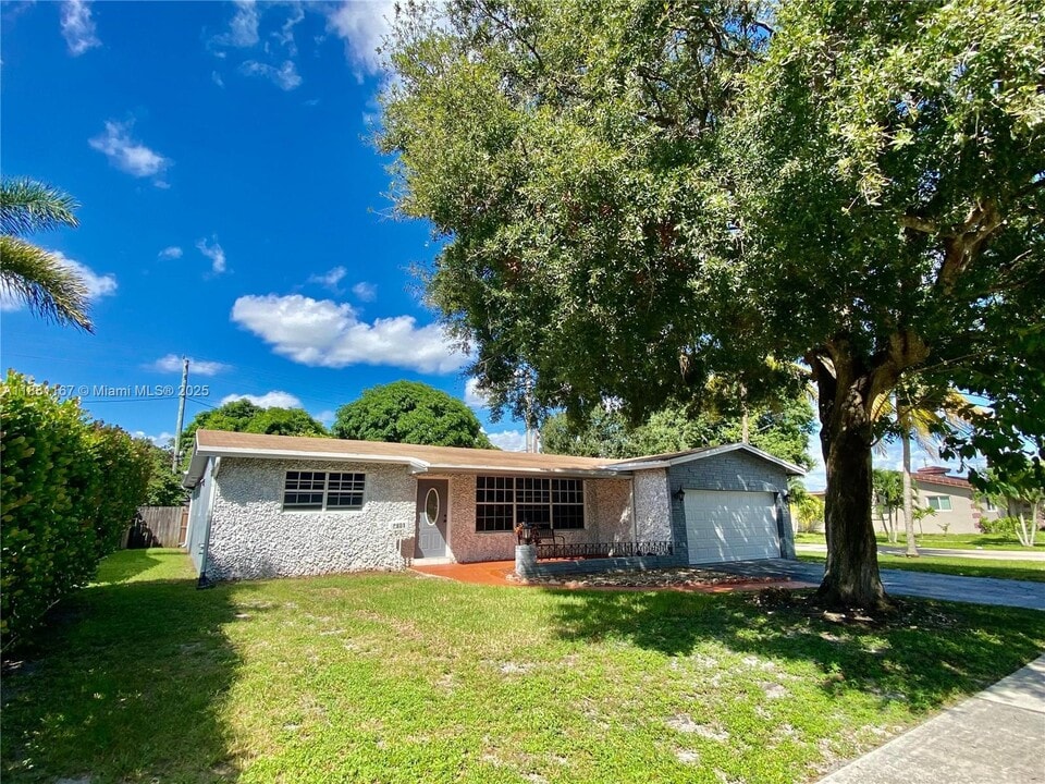 4801 Washington St in Hollywood, FL - Building Photo