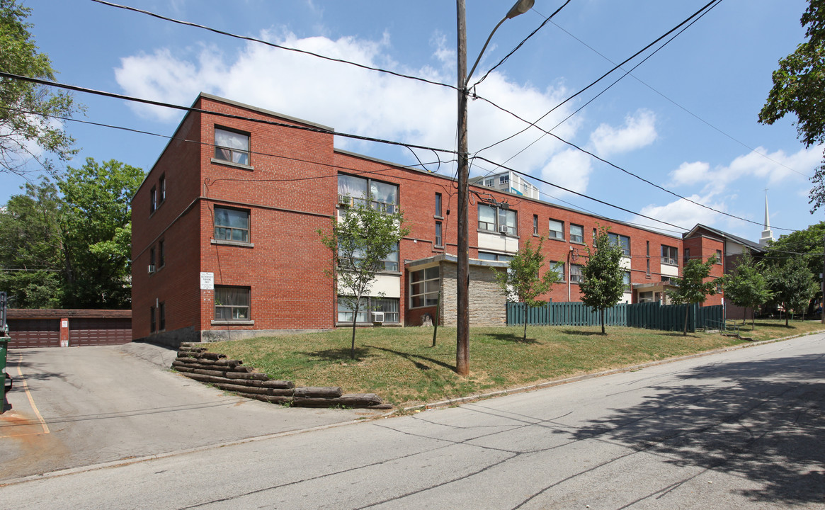 4-6 Greenbrook Dr in Toronto, ON - Building Photo