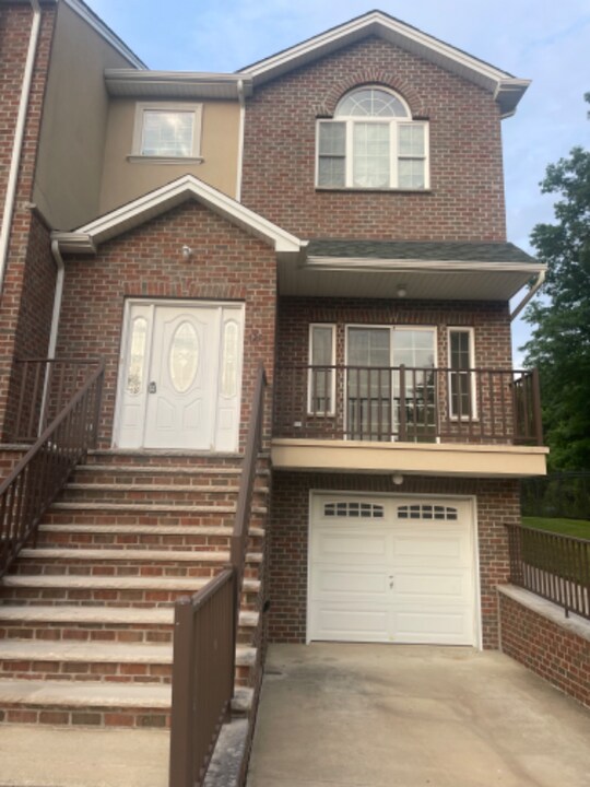 123 Santa Monica Ln in Staten Island, NY - Building Photo