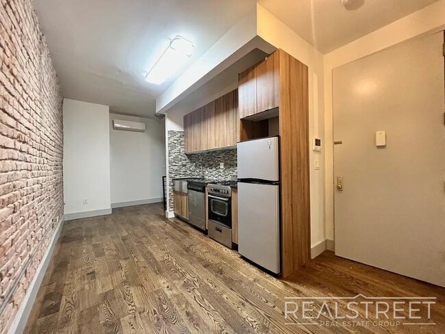 True 4 Bedroom layout — no flex, no railroad - Massive full-floor basement with second private entra in Brooklyn, NY - Foto de edificio - Building Photo
