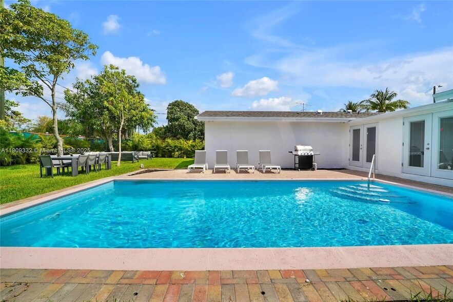 18280 NE 8th Ave in North Miami Beach, FL - Foto de edificio