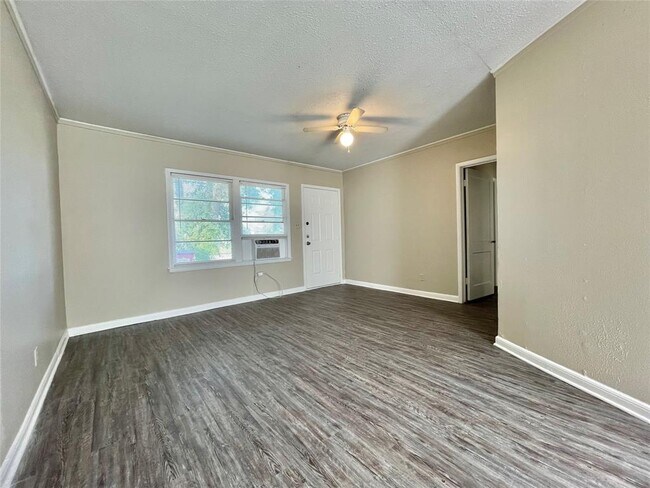 1755 Lynn Ln in Freeport, TX - Building Photo - Building Photo