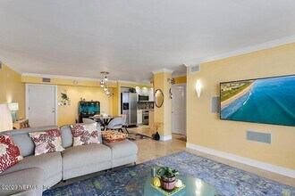 1601 Ocean Dr S, Unit 303 in Jacksonville Beach, FL - Foto de edificio - Building Photo