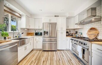 6556 Greenbush Ave in Los Angeles, CA - Building Photo - Building Photo