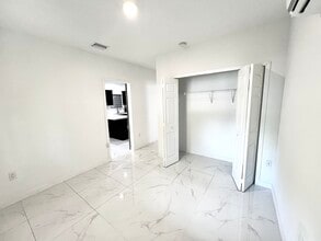 1987 NW 49th St, Unit A in Miami, FL - Building Photo - Building Photo