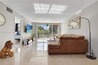 7011 Environ Blvd in Lauderhill, FL - Building Photo - Building Photo