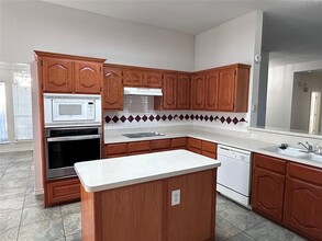 2514 Chapel Hill Dr in Rowlett, TX - Foto de edificio - Building Photo