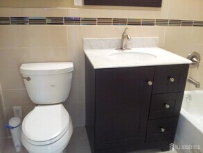 225 College Dr in Edison, NJ - Building Photo - Building Photo