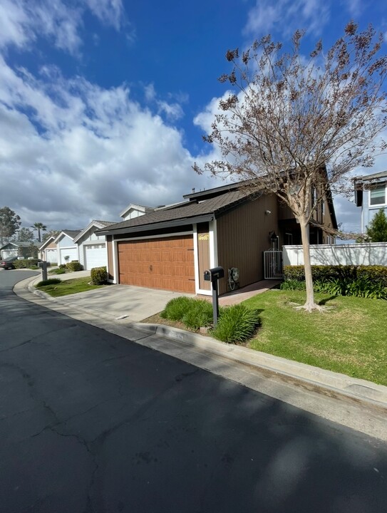 6935 E Shorecrest Dr in Anaheim, CA - Building Photo