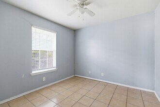 7625 Windsor Oaks in San Antonio, TX - Building Photo - Building Photo