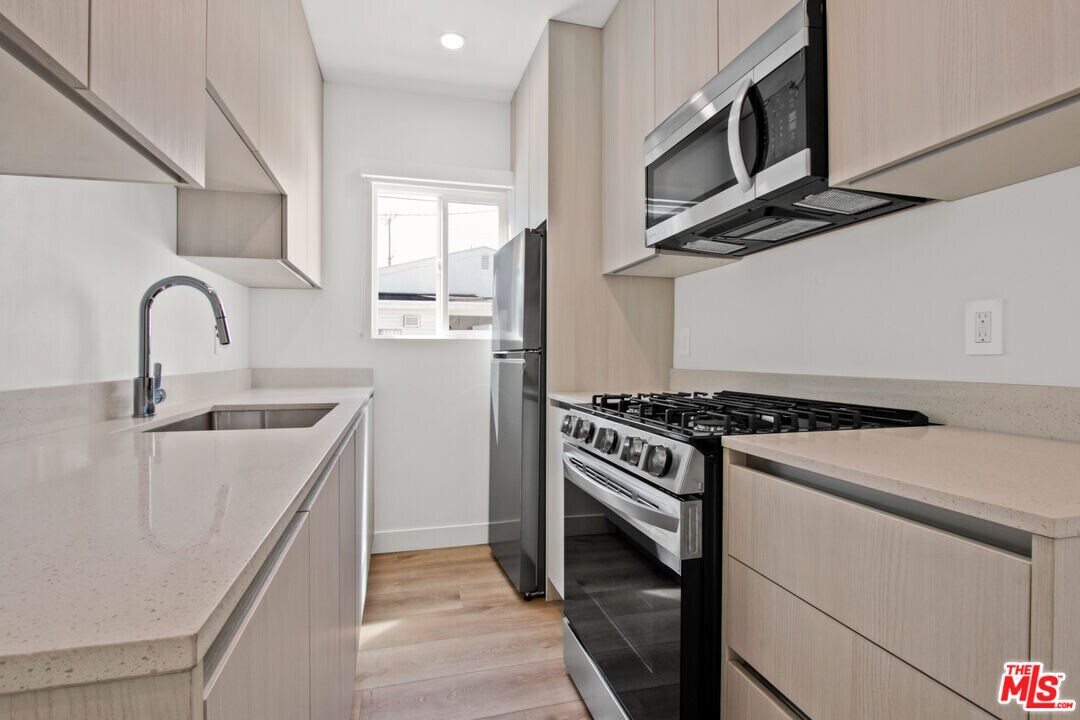 2539 Cloverdale Ave in Los Angeles, CA - Building Photo