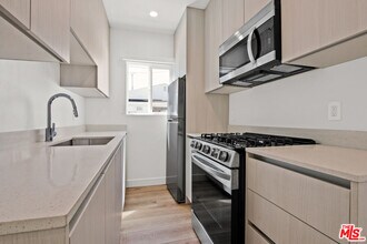 2539 1/4 Cloverdale Ave in Los Angeles, CA - Building Photo - Building Photo