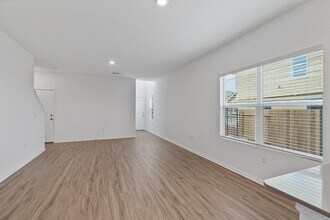 7229 Spotted Leaf Wy in Austin, TX - Building Photo - Building Photo