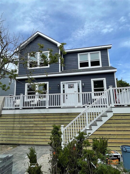 570 Bayberry Walk in Ocean Beach, NY - Building Photo