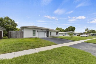 7811 NW 68th Ave in Tamarac, FL - Building Photo - Building Photo