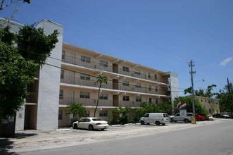 Eastover Apartments in Fort Lauderdale, FL - Building Photo - Building Photo