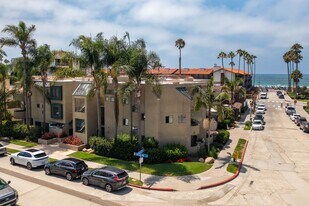 8132 Camino Del Sol in La Jolla, CA - Building Photo
