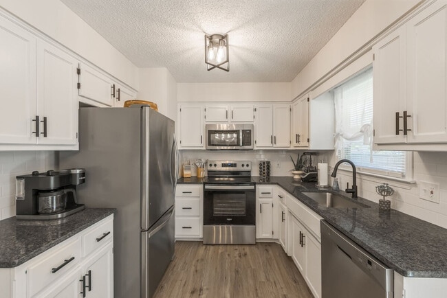 7105 Chas Dr in Pleasant Valley, MO - Building Photo - Building Photo