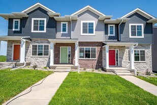 622 Catherine Dr in Tiffin, IA - Building Photo