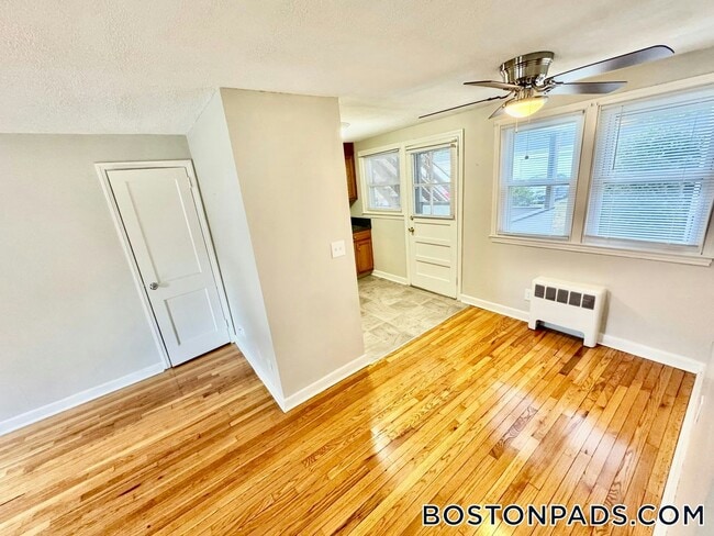 105 Shawomet Ave in Somerset, MA - Building Photo - Building Photo