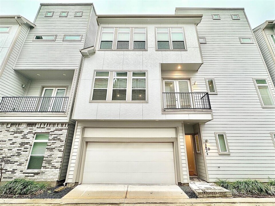 5823 Fairdale Ln in Houston, TX - Building Photo
