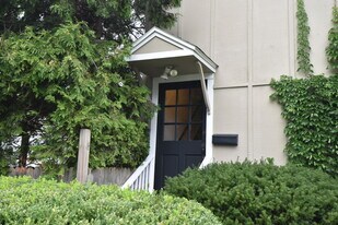 661 S Lake Shore Dr in Lake Geneva, WI - Building Photo