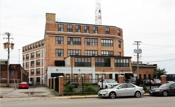 2675 W Grand Ave in Chicago, IL - Building Photo - Building Photo