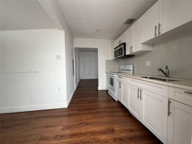 1334 SW 1st St-Unit -B in Miami, FL - Foto de edificio - Building Photo