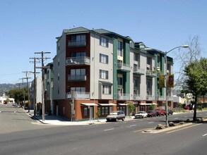 West Grand Lofts in Oakland, CA - Building Photo - Building Photo