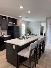 15949 S Flores Rd in San Antonio, TX - Foto de edificio - Building Photo