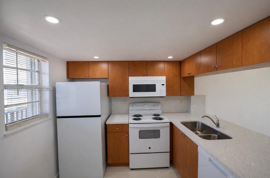 14185 SW 87th St in Miami, FL - Building Photo