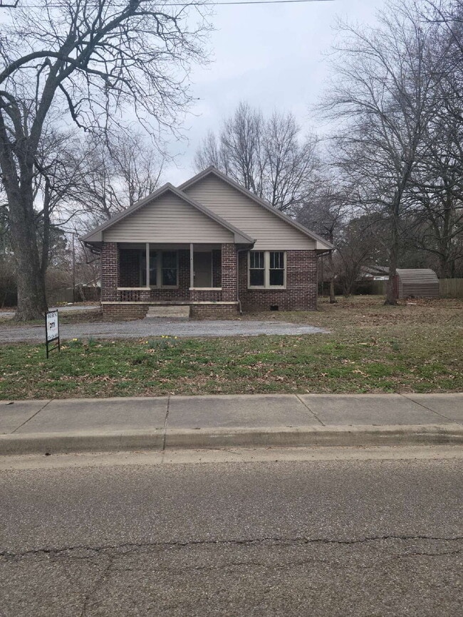 property at 1801 W Nettleton Ave