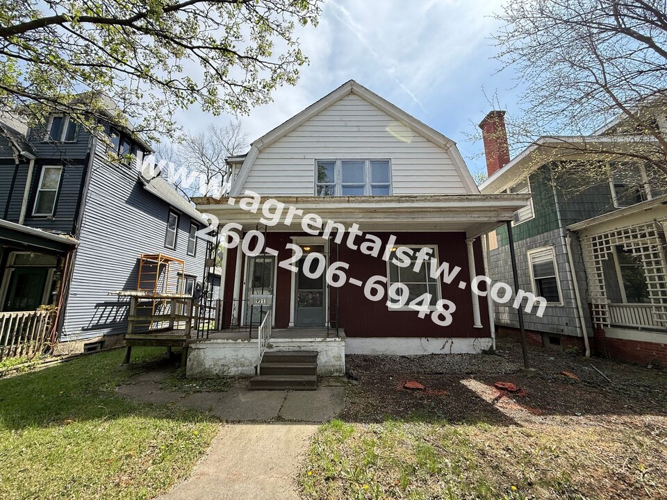 911 W Creighton Ave in Fort Wayne, IN - Building Photo