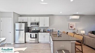 5040 Linbar Dr in Nashville, TN - Building Photo - Building Photo