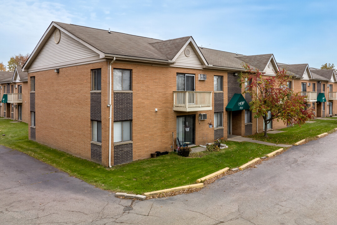 Heatherwood Apartments in Inkster, MI - Building Photo