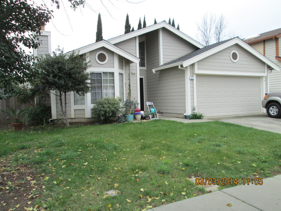 272 Newport Cir in Vacaville, CA - Foto de edificio