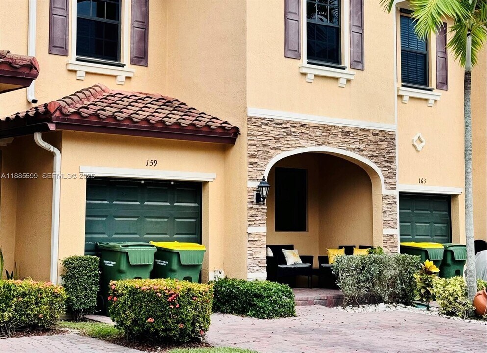 159 SE 34th Ave in Homestead, FL - Foto de edificio