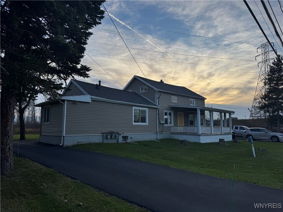 549 Indian Church Rd in Buffalo, NY - Building Photo
