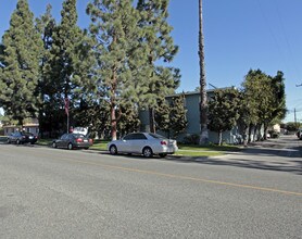 Chanteclair Apartments in Garden Grove, CA - Foto de edificio - Building Photo