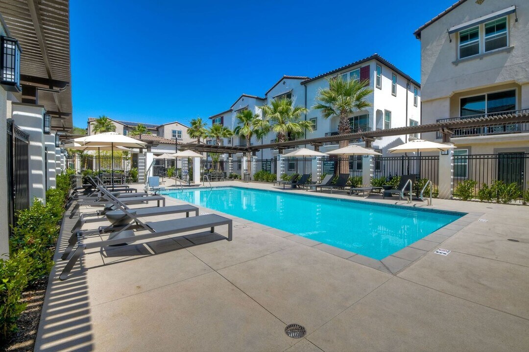 2317 Columba Gln in Escondido, CA - Building Photo