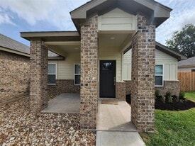 1605 La Delle St in Wharton, TX - Building Photo