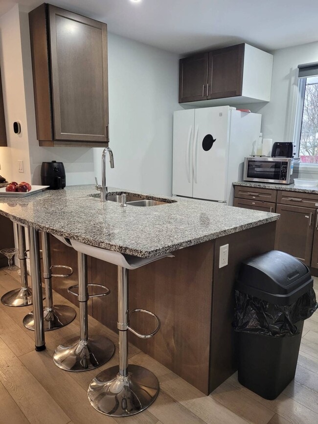 Room for rent in Belleville, ON - Building Photo - Building Photo